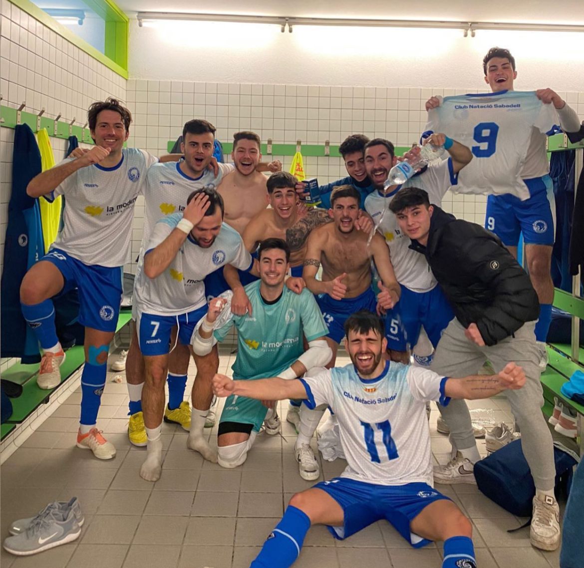 Celebració al vestidor del Club | CNS Futbol Sala